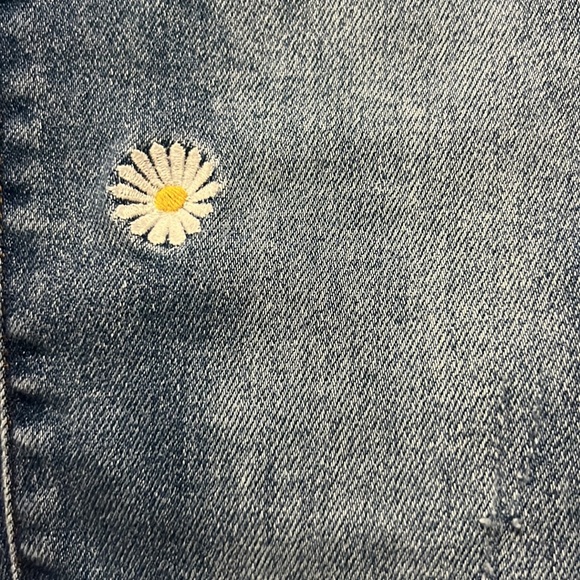 Judy blue daisy skinnies! - Picture 4 of 4